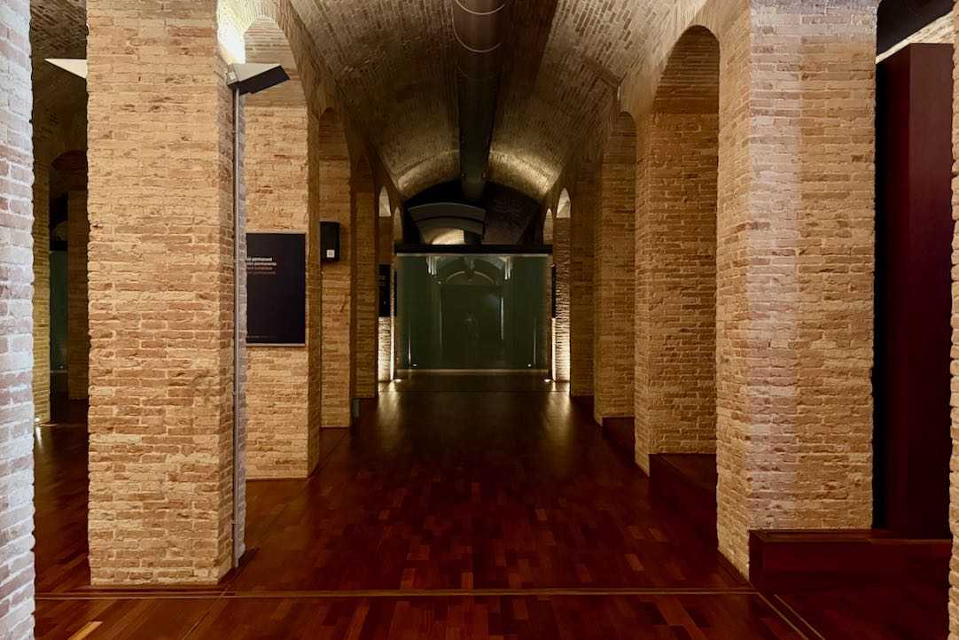 Pasillo de acceso a la exposición permanente