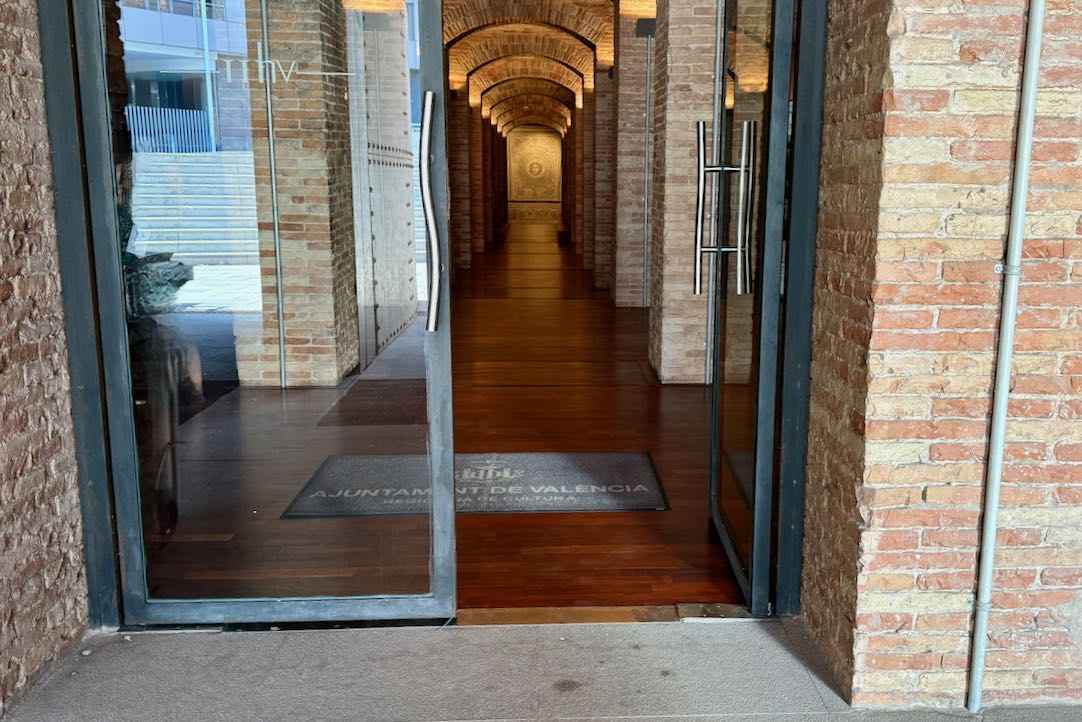 Puerta de acceso interior al museo