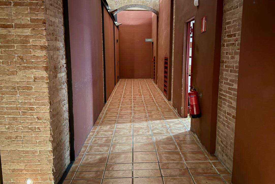 Pasillo de acceso a los aseos