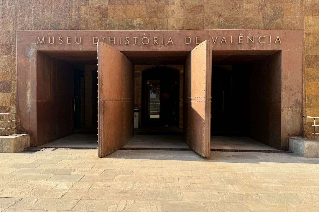 Puerta de acceso exterior al museo