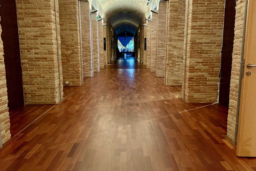 Pasillo de acceso a salas de exposición temporal y usos múltiples
