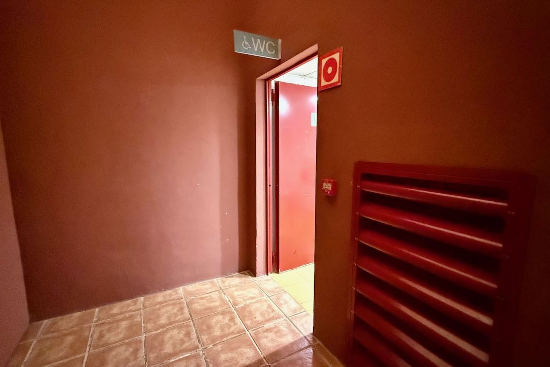 Puerta de acceso al aseo