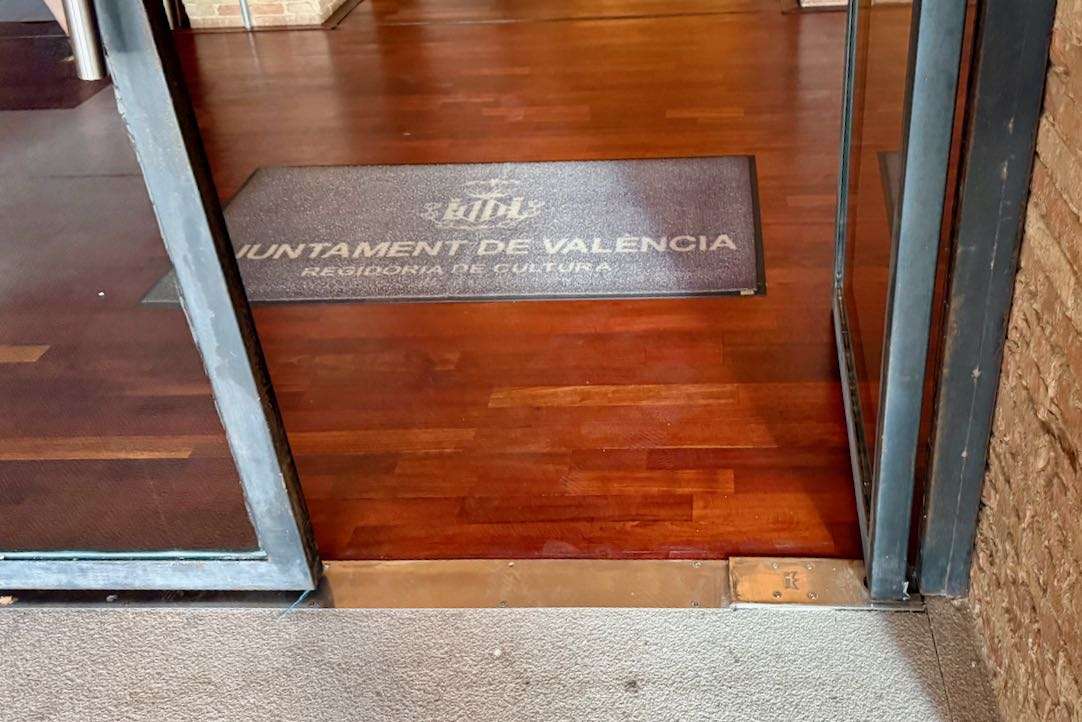 Puerta de acceso interior al museo