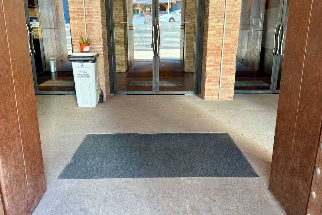 Puerta de acceso interior al museo