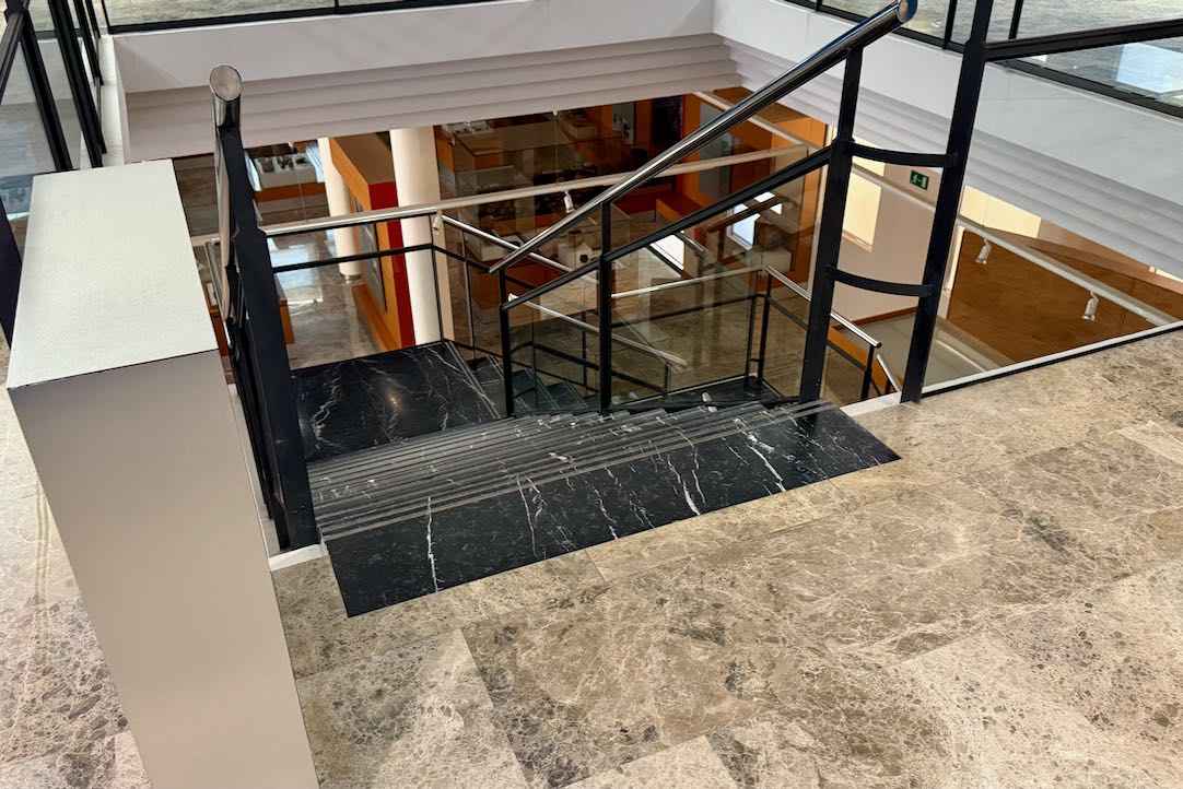 Escalera Exposiciones