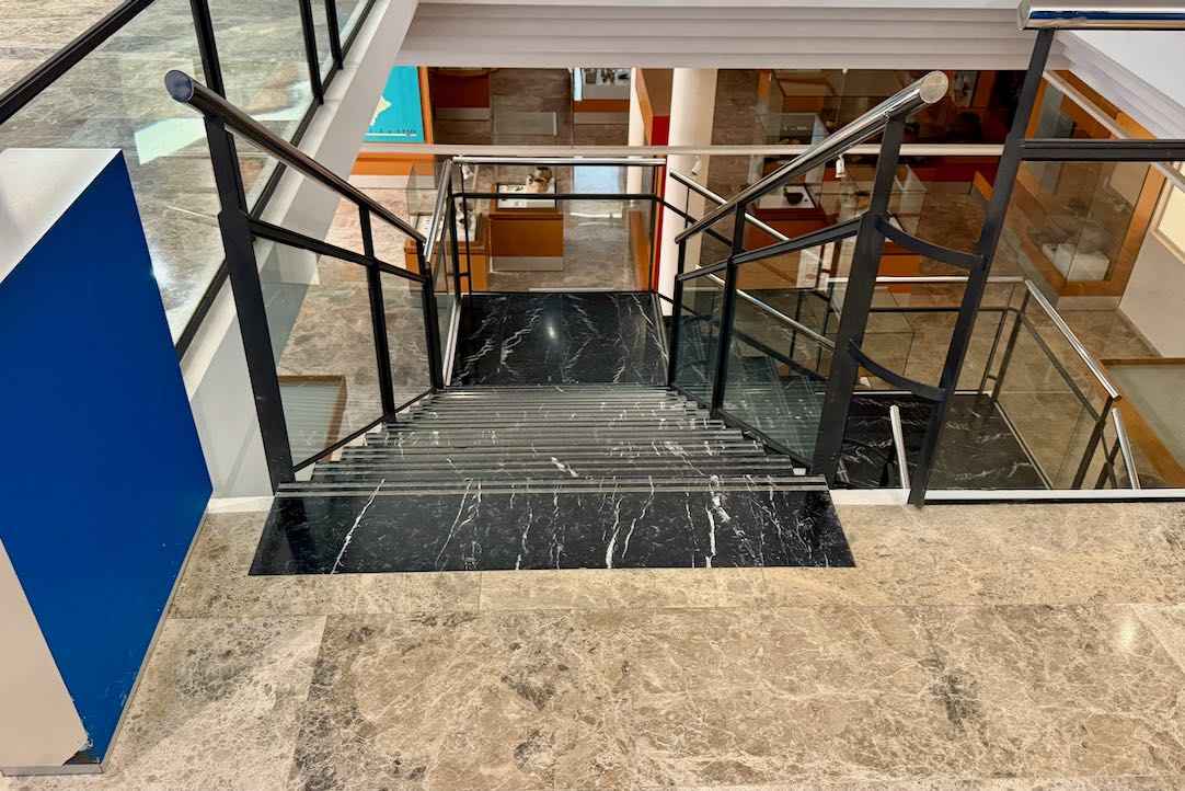 Escalera Exposiciones