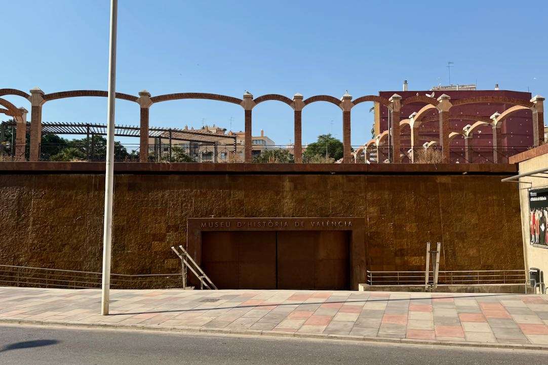 Puerta de acceso exterior al museo