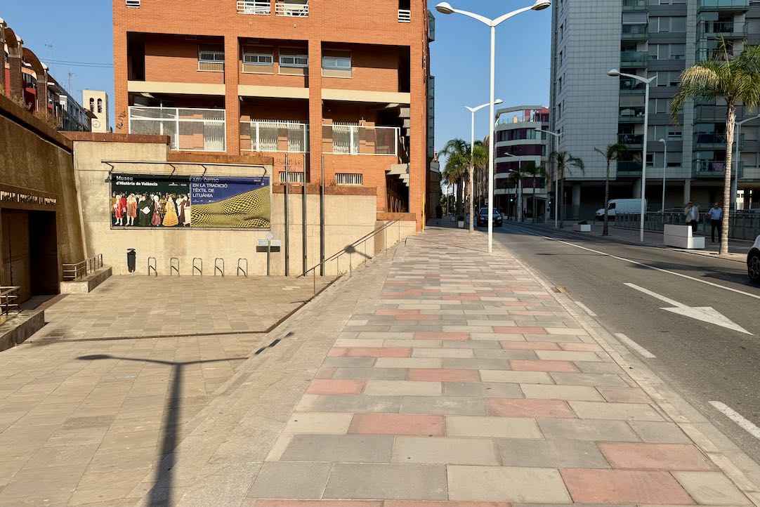 Acera de acceso al museo