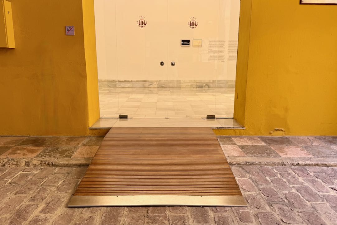 Acceso a exposición temporal, planta baja