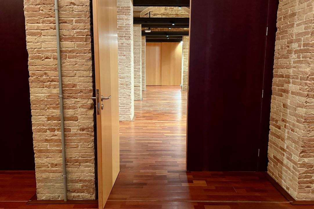 Puerta de acceso a la sala