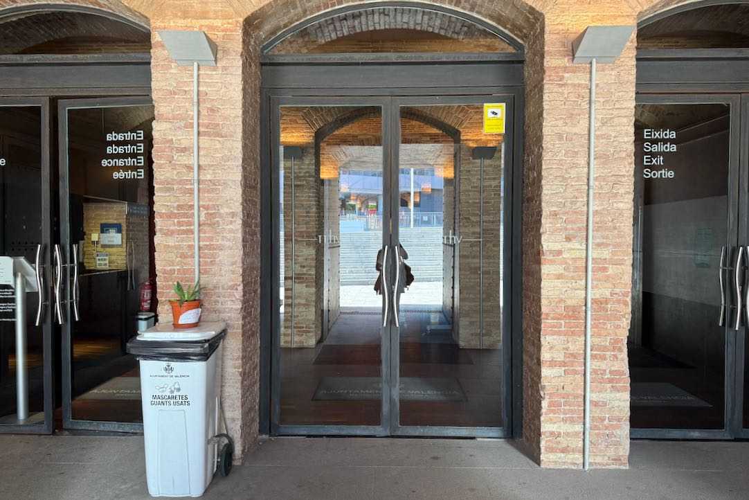Puerta de acceso interior al museo