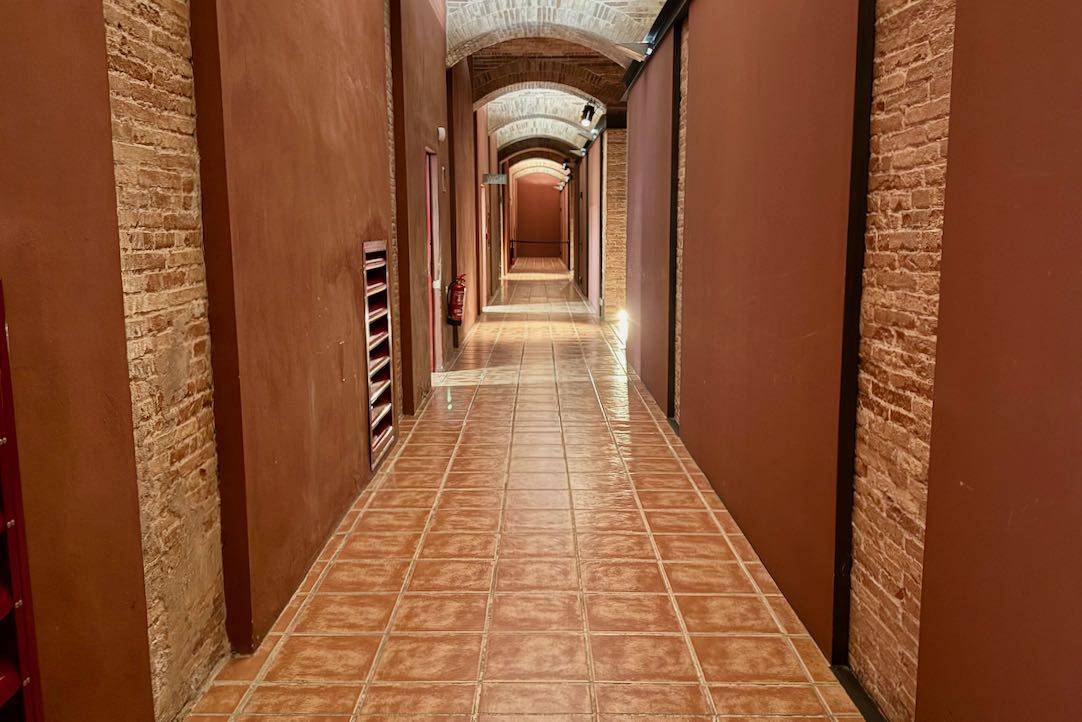 Pasillo de acceso a los aseos