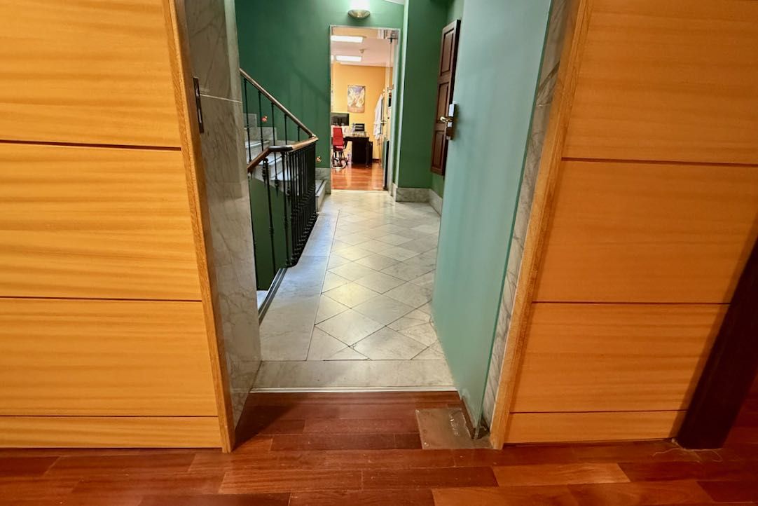 Puerta de la escalera de acceso a la sala