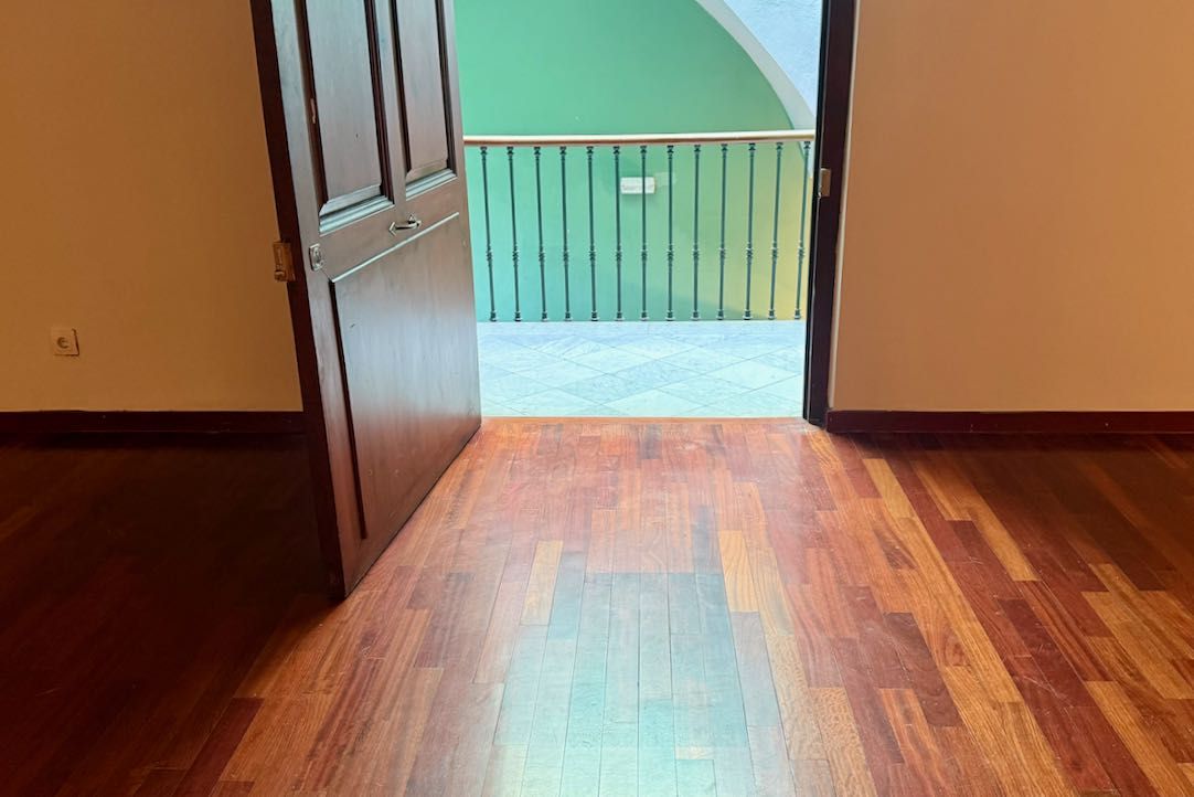 Acceso a la escalera desde la sala