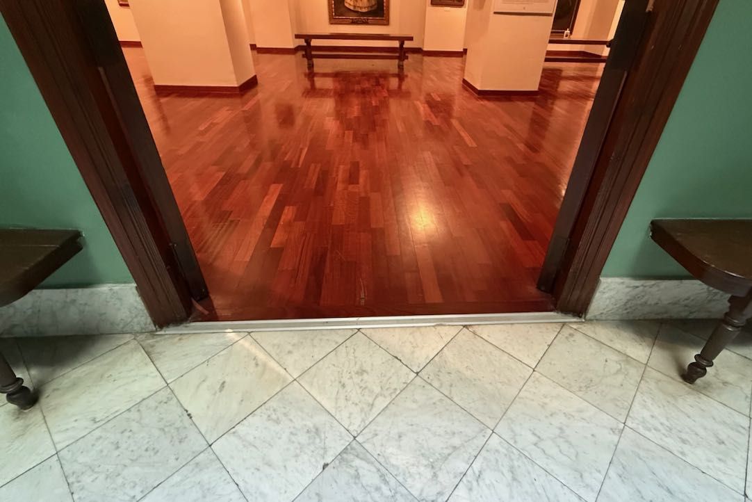 Acceso a la sala desde la escalera