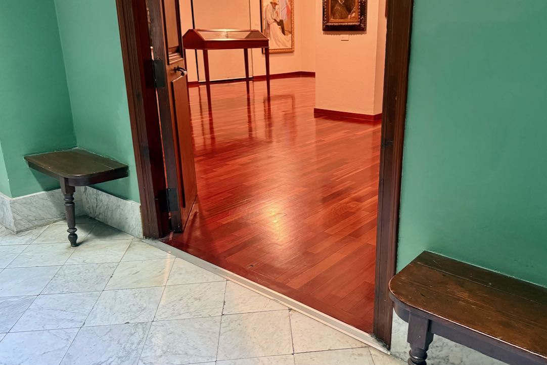 Acceso a la sala desde la escalera