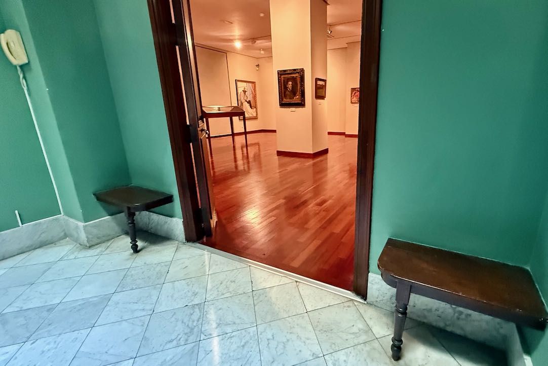 Acceso a la sala desde la escalera