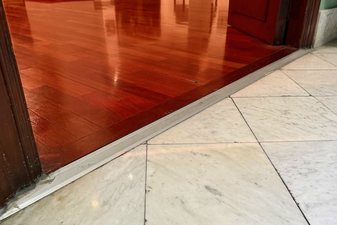 Acceso a la sala desde la escalera, resalte