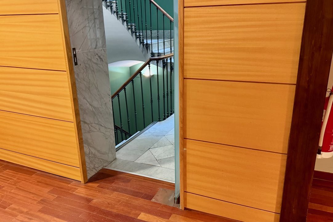 Puerta de la escalera de acceso a la sala