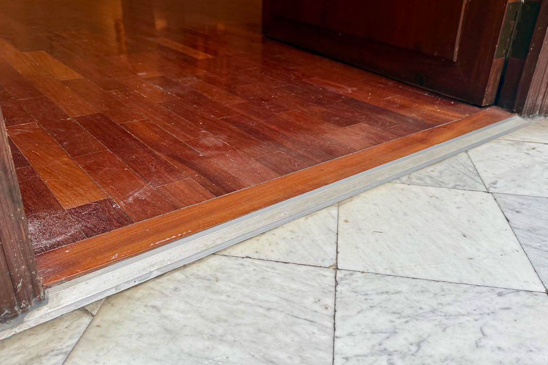 Acceso a la sala desde la escalera, resalte