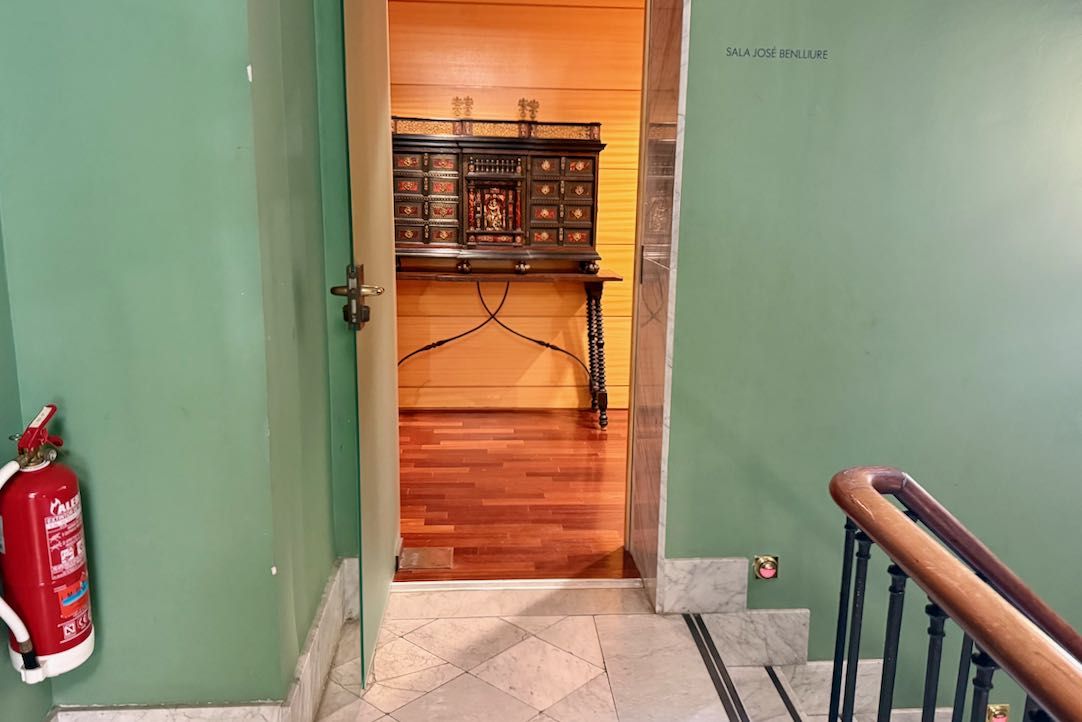 Puerta de la escalera de acceso a la sala