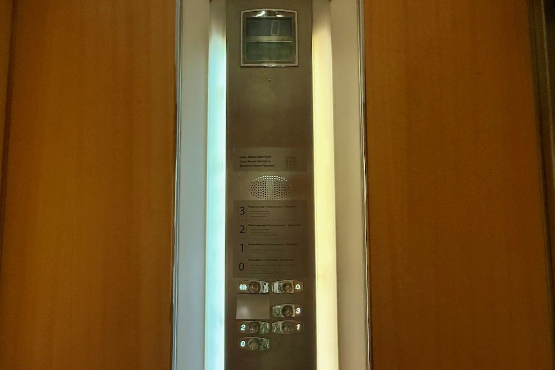 Panel de control en el interior de la cabina
