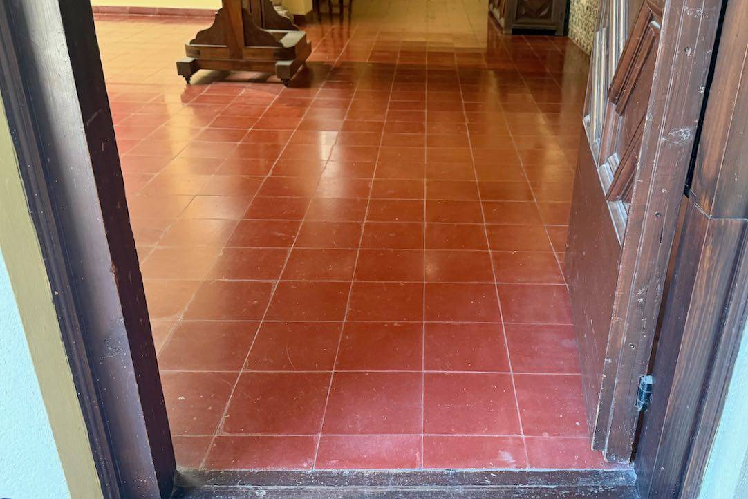 Puerta interior de acceso a la sala
