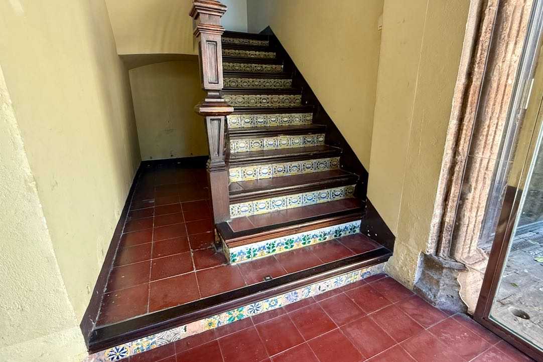 Escalera de acceso a la primera planta