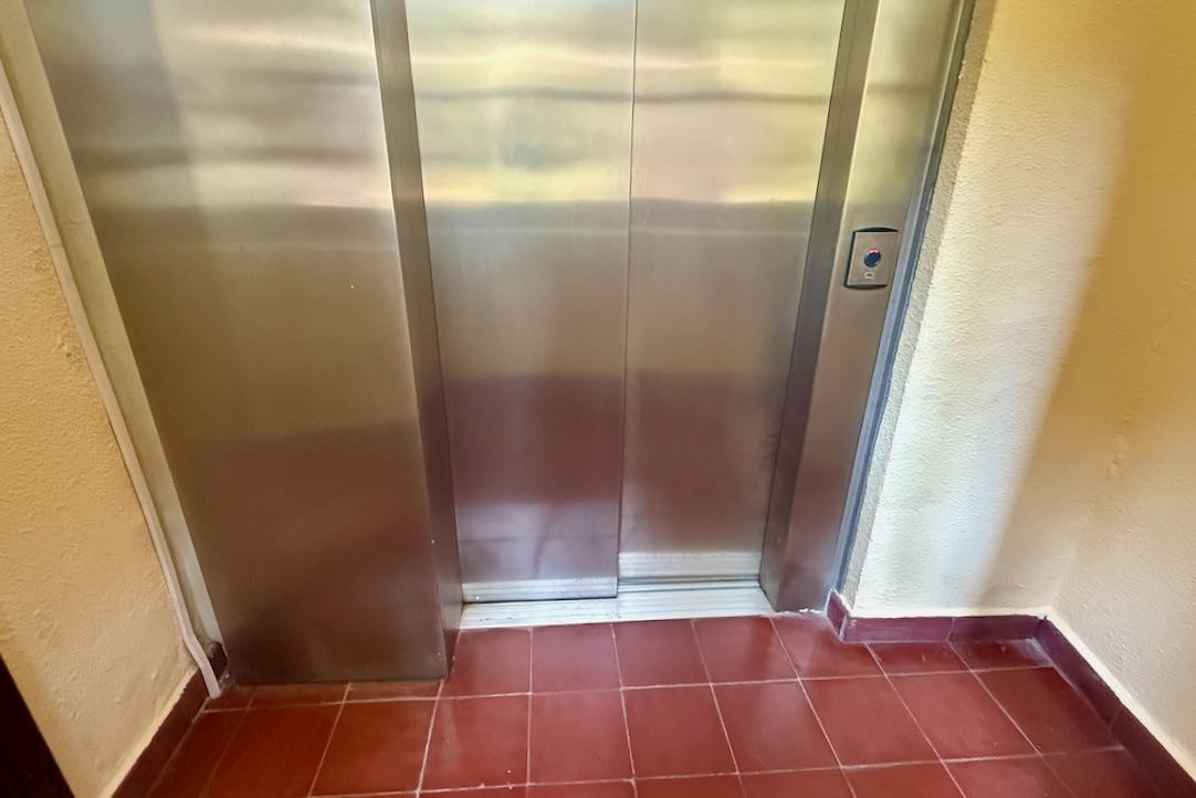 Salida del ascensor en la planta baja