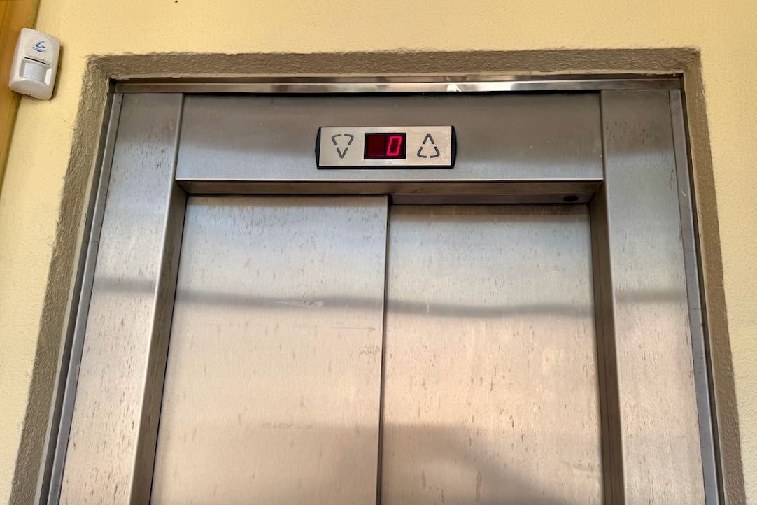 Indicador de planta en la planta baja