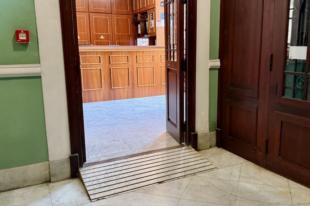 Puerta de acceso a la taquilla