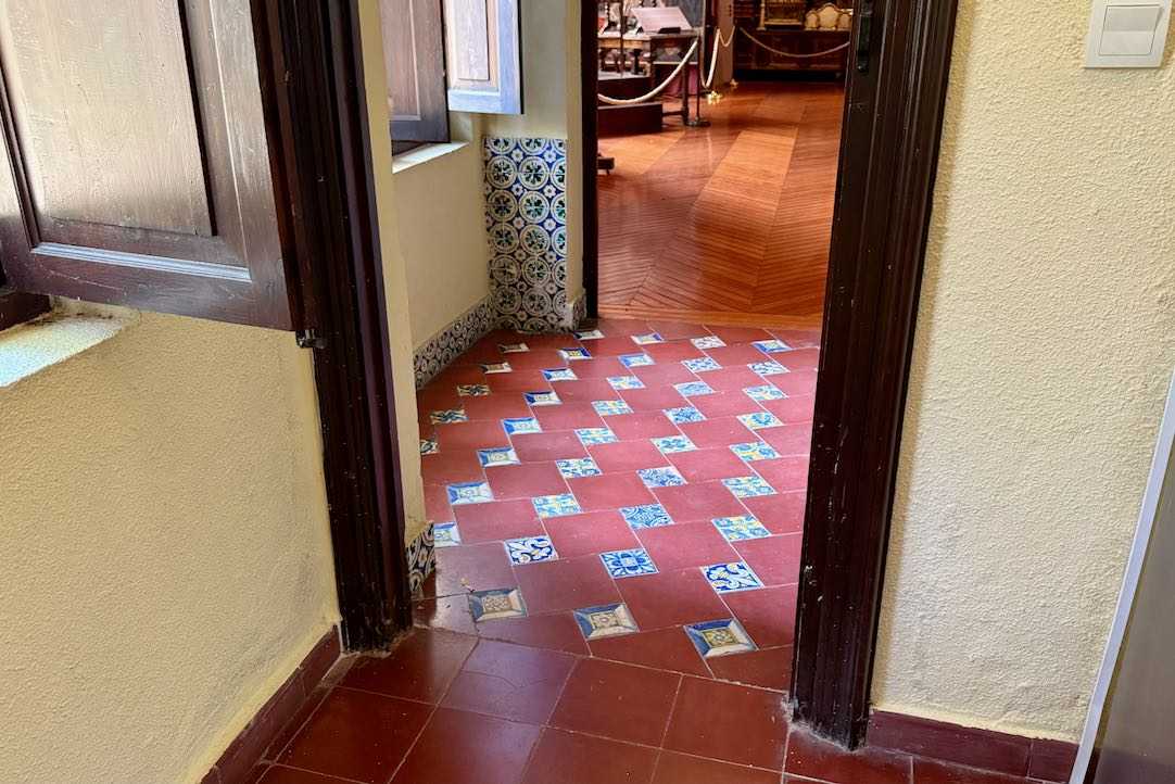 Acceso a la sala