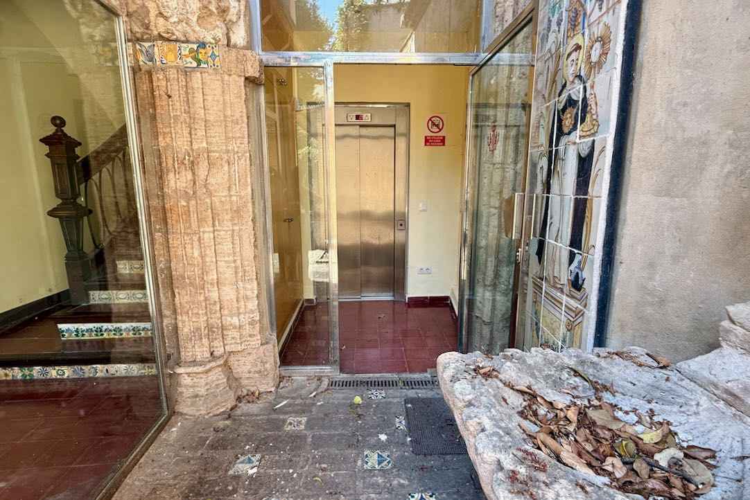 Puerta de acceso al ascensor