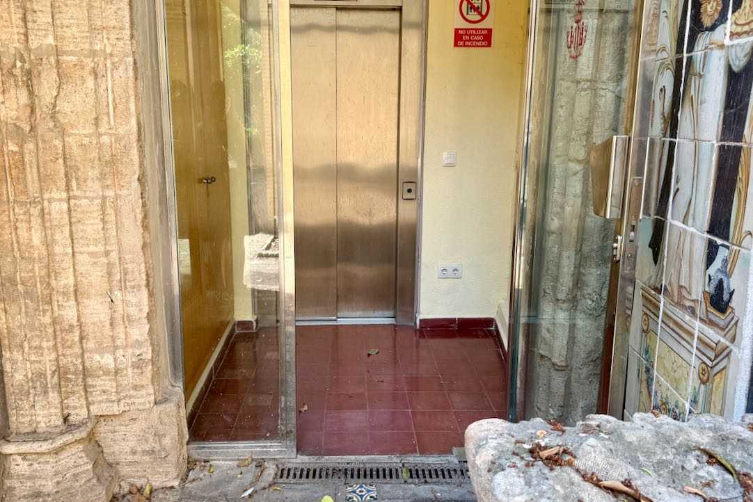 Salida del ascensor a la planta baja