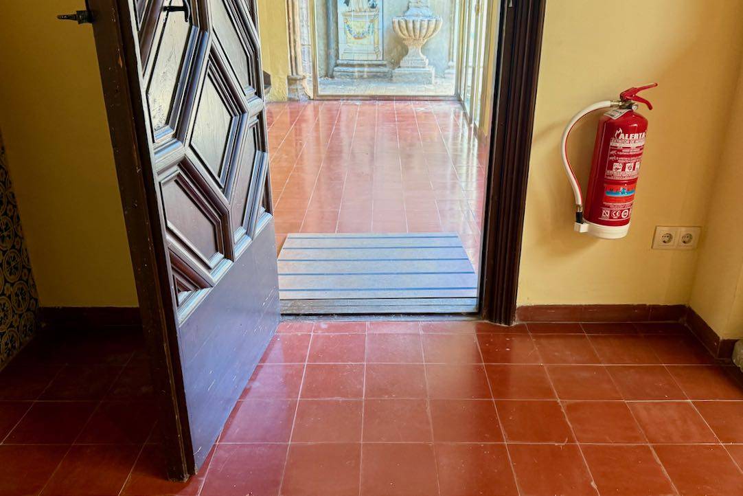 Puerta interior de acceso a la sala