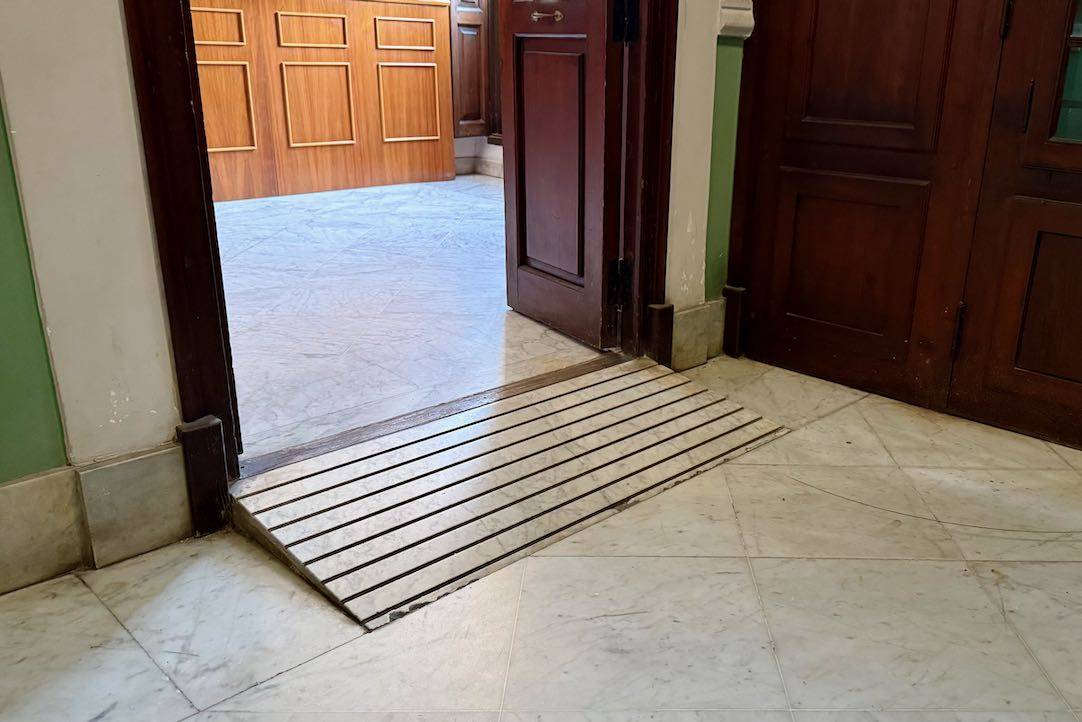 Rampa de la puerta de acceso a la taquilla