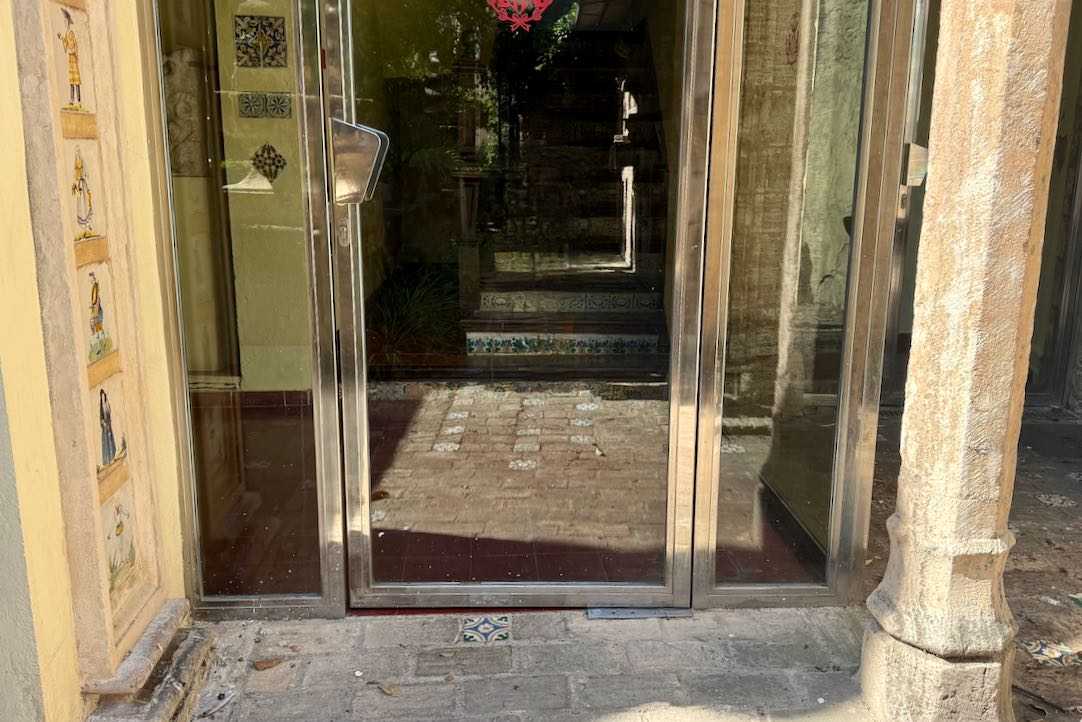 Puerta exterior de acceso a la sala