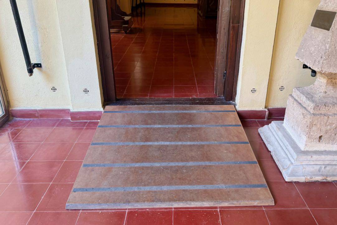 Rampa de la puerta interior de acceso 
