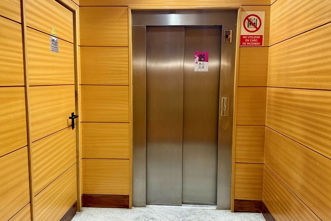 Acceso del ascensor en la planta baja