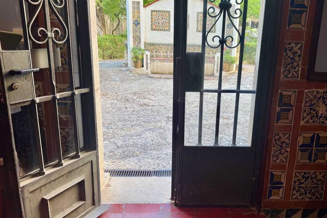 Puerta de acceso al jardín