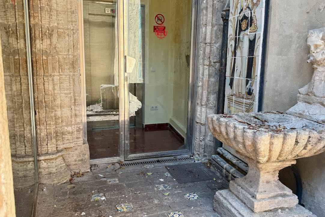 Puerta de acceso al ascensor