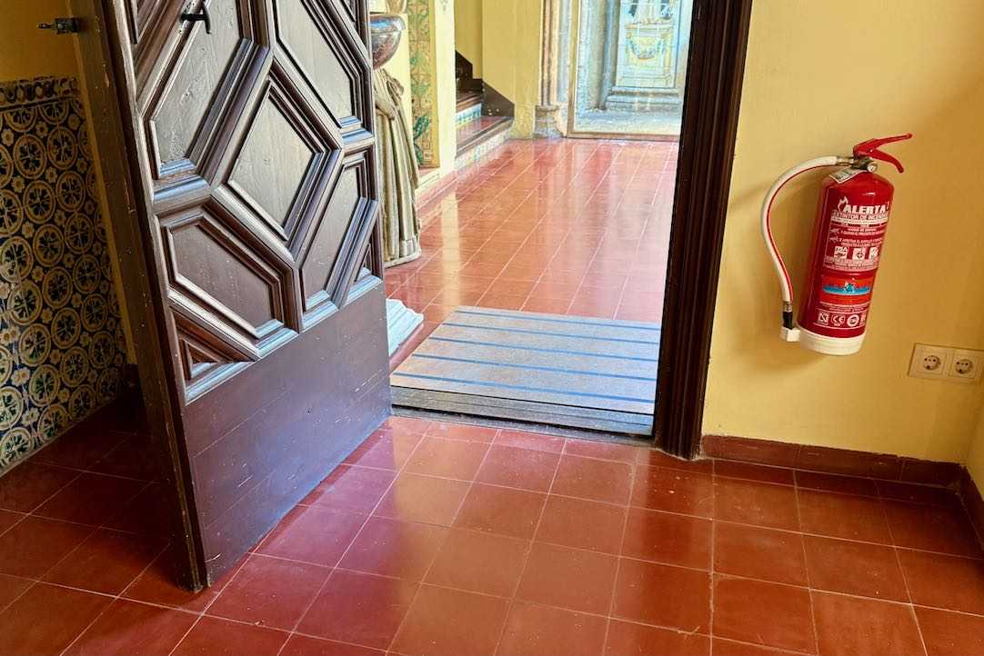 Puerta interior de acceso a la sala