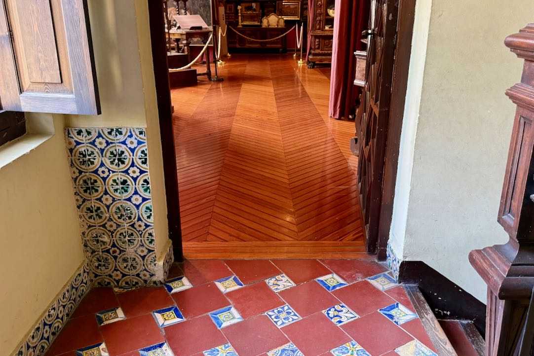 Acceso a la sala desde la escalera