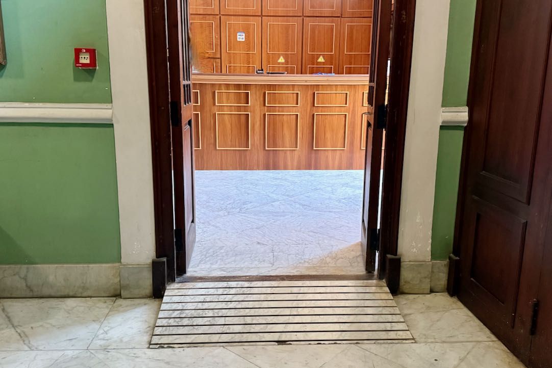 Puerta de acceso a las taquillas
