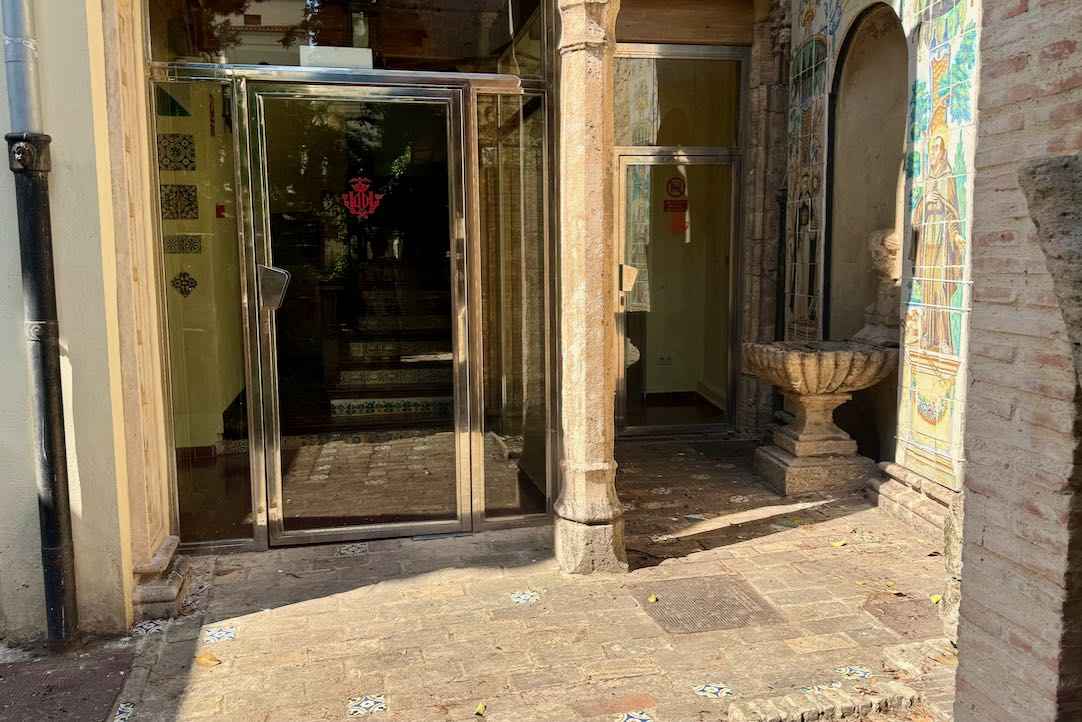 Puerta de acceso al Pabellón de pintura
