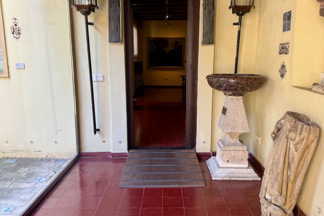 Pabellón de pintura, puerta de acceso 
