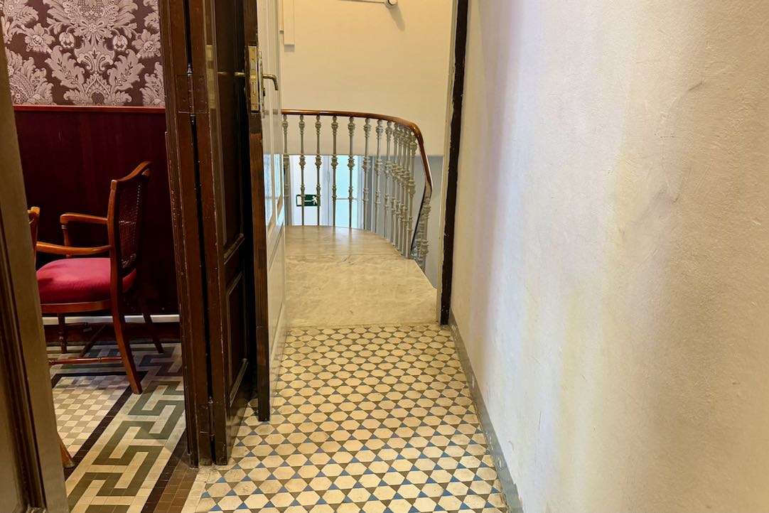 Visita del público general. Pasillo hacia palcos. No accesible para PMR.