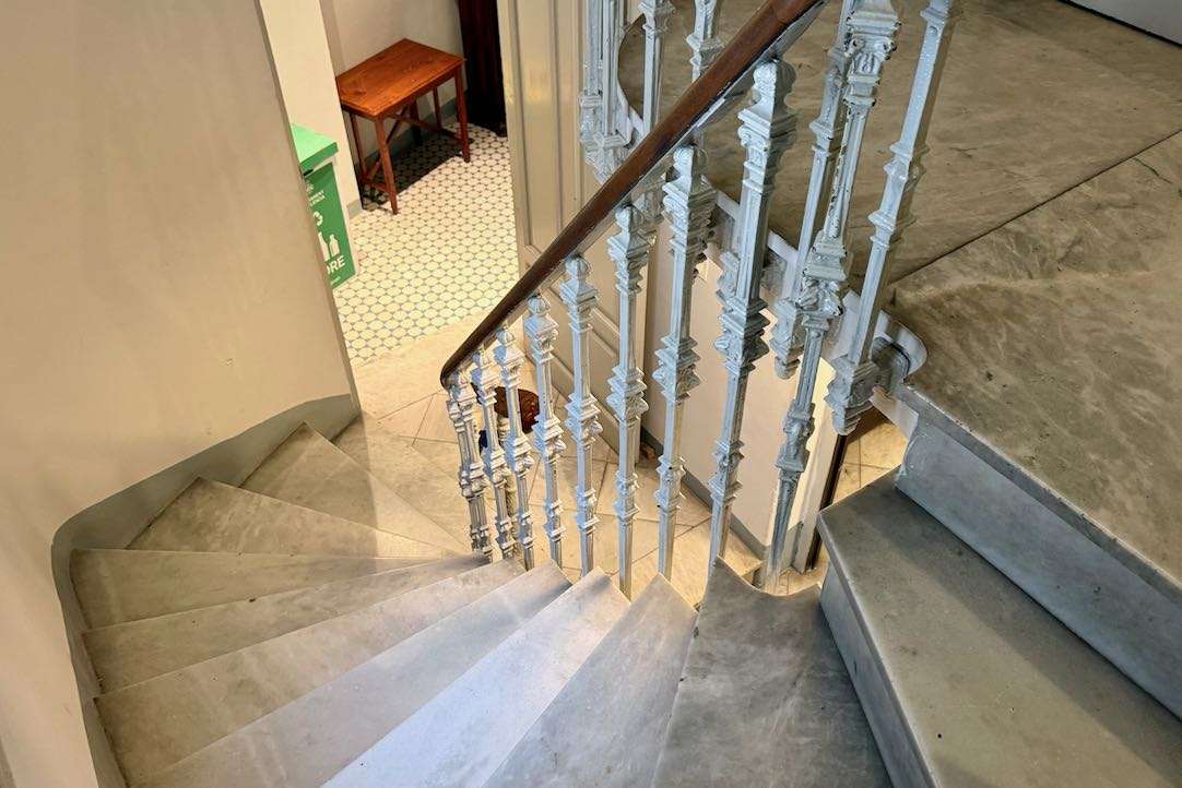 Salida del  Hemiciclo del público general. Escalera de salida. No accesible para las PMR.