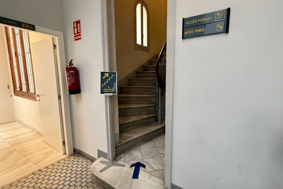 Acceso al Hemiciclo del público general. No accesible para las PMR.