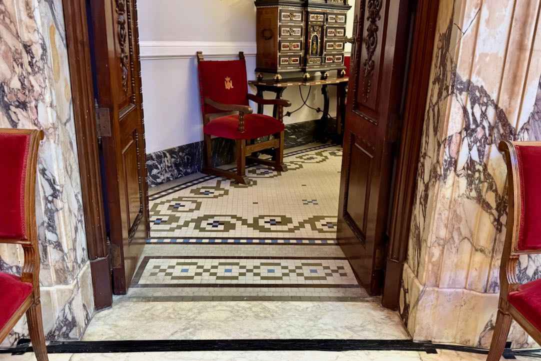 Itinerario accesible para las PMR. Puerta del Hemiciclo 